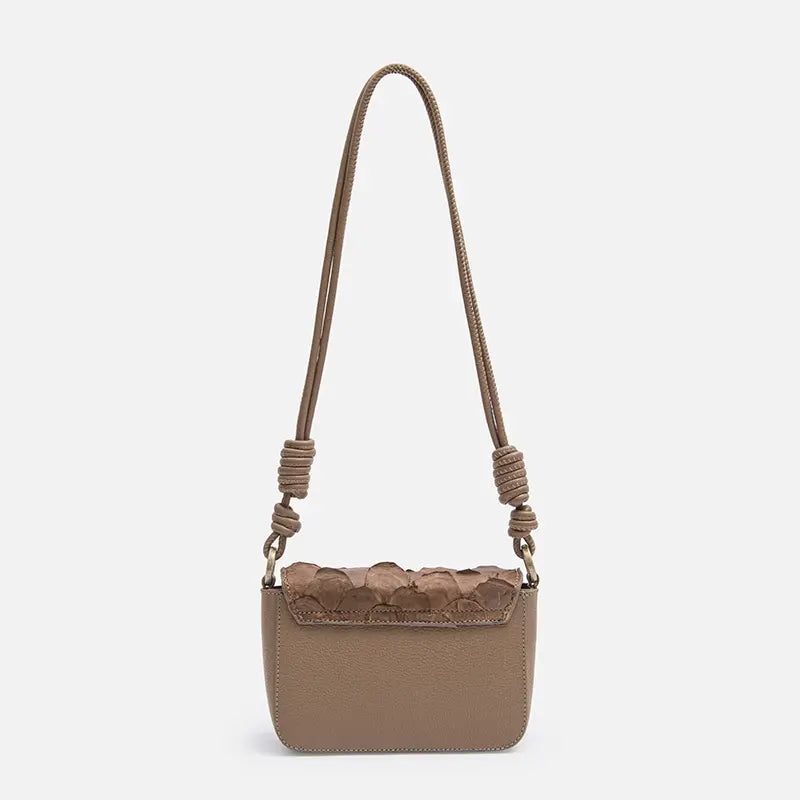 Bolsa Selena em Couro Pirarucu Grigio